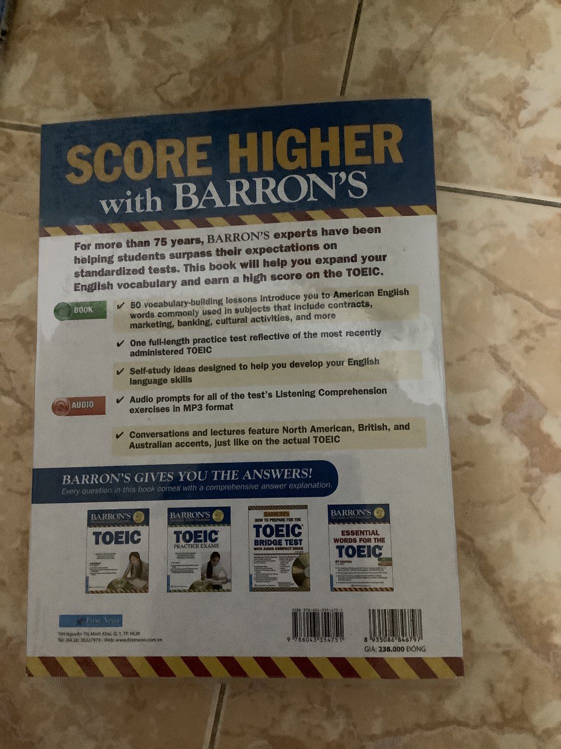 Hic, giá trước sale rẻ hơn giá trong đợt sale, btw sách thẳng thớm mới tinh nha mn, dùng được bookcare á, đóng gói oke. Mỗi bài có 12 từ, một số từ sẽ có cả word family, bài tập để vận dụng từ được mô phỏng như mini toeic test, có thể kết hợp tra thêm từ điển để mở rộng collocation, word family, trái nghĩa đồng nghĩa, mở rộng vốn từ.