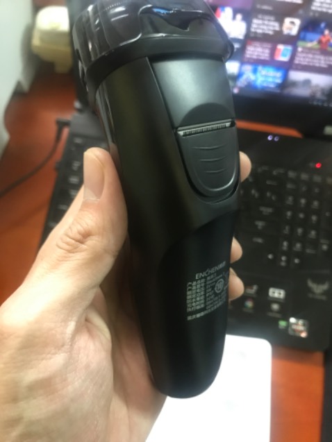 Giao hàng rất nhanh và đóng gói cẩn thận. Cảm nhận ban đầu mình thấy khá là vừa tay. Thấy mọi người review con này tốt lắm. Mình mua thử để dùng xem sao. Máy đẹp nhé các men