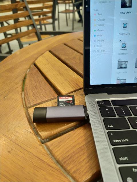 Mình mua để xài trên Macbook Pro M1, copy thử 18GB thì nó tốn hơn 3 phút. Khá ấn tượng vì giá cũng rẻ nhưng tốc độ này thì mình khá hài lòng. 
Nhu cầu của mình chỉ cần xài thẻ SD thôi chả cần cắm chuột hay bàn phím nên mua cái này nhỏ gọn tiện lợi mà tốc độ nhanh. Thiết kế cũng khá sang á, bề mặt kim loại các thứ.
Nói chung là thấy đáng tiền. Mình mua để xài trên Macbook Pro M1, copy thử 18GB thì nó tốn hơn 3 phút. Khá ấn tượng vì giá cũng rẻ nhưng tốc độ này thì mình khá hài lòng. 
Nhu cầu của mình chỉ cần xài thẻ SD thôi chả cần cắm chuột hay bàn phím nên mua cái này nhỏ gọn tiện lợi mà tốc độ nhanh. Thiết kế cũng khá sang á, bề mặt kim loại các thứ.
Nói chung là thấy đáng tiền.