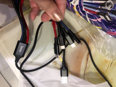 Giao nhanh 2h. Đóng gói đẹp, giao đủ đúng sản phẩm đặt. Mẫu đẹp, dây chắc. Sạc cho điện thoại nhanh, còn sạc cho cục sạc dự phòng thì lâu hơn. Giá rẻ. Hãng Hoco mua nhiều rồi, rất ok. Shipper thân thiện.