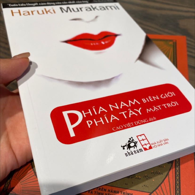 Sách giao cực nhanh, mình đặt từ trưa mà chiều đã ship, sách chỉ bị quăn nhẹ, còn lại rất mới, cầm thích lắm ạ. Packaging tốt.