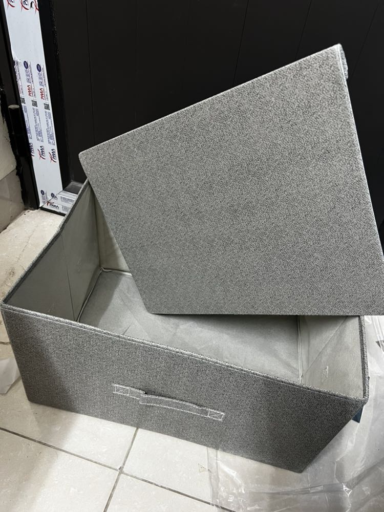 Shop giao hàng rất nhanh nhaa mình mới đặt thứ 5 mà sáng thứ 6 đã nhận đc rồi á
Hộp vải bên ngoài màu khá xinh đúng với ảnh mẫu. Mình có nhờ shop tư vấn về kích thước vì không ước được kích thước thật mà mấy bạn admin bên này tư vấn nhiệt tình lắm ý☺️
Điểm trừ nho nhỏ là hộp có mùi hơi hắc một chút chắc do mình nhạy cảm. Nói chung là cho shop 10đ nhaaa lần sau sẽ ủng hộ tiếp:3