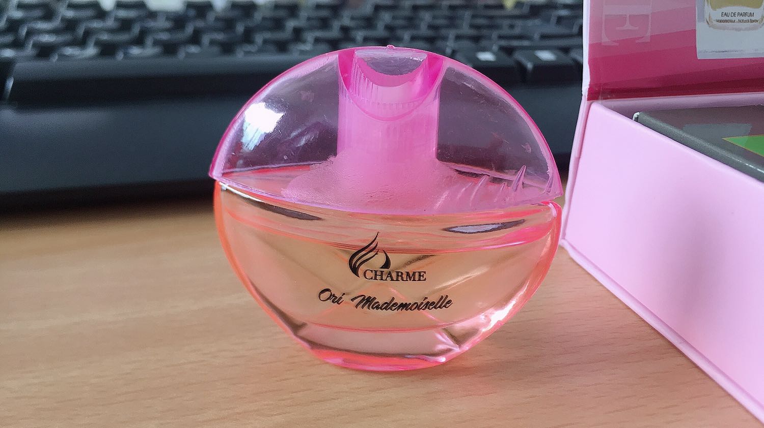 Giao hàng lâu. Có 1 chai nước hoa bị đổ và thay thế bằng nắp mới (nắp trầy xước cũ) nên vặn vào không khít.