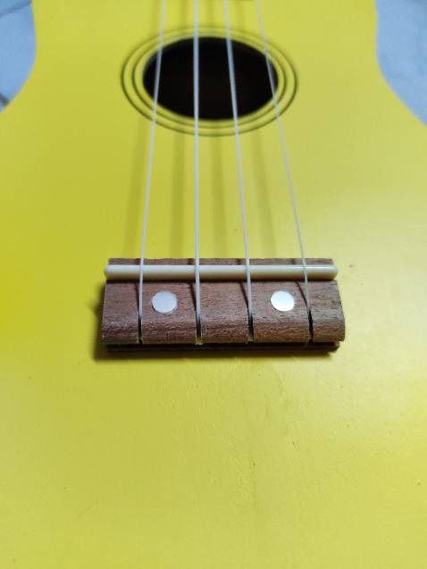 Đàn rất tệ, gỗ sần sùi, nứt nẻ.
Sơn đàn nham nhở, tạm bợ.
Các khớp nối mặt gỗ trên thân đàn hở, có nhiều lỗ.
Gỗ của phím đàn khô như khúc củi, phủ sơn sơ sài.
Nói chung độ hoàn thiện của đàn cực thấp.
Không đáng tiền.