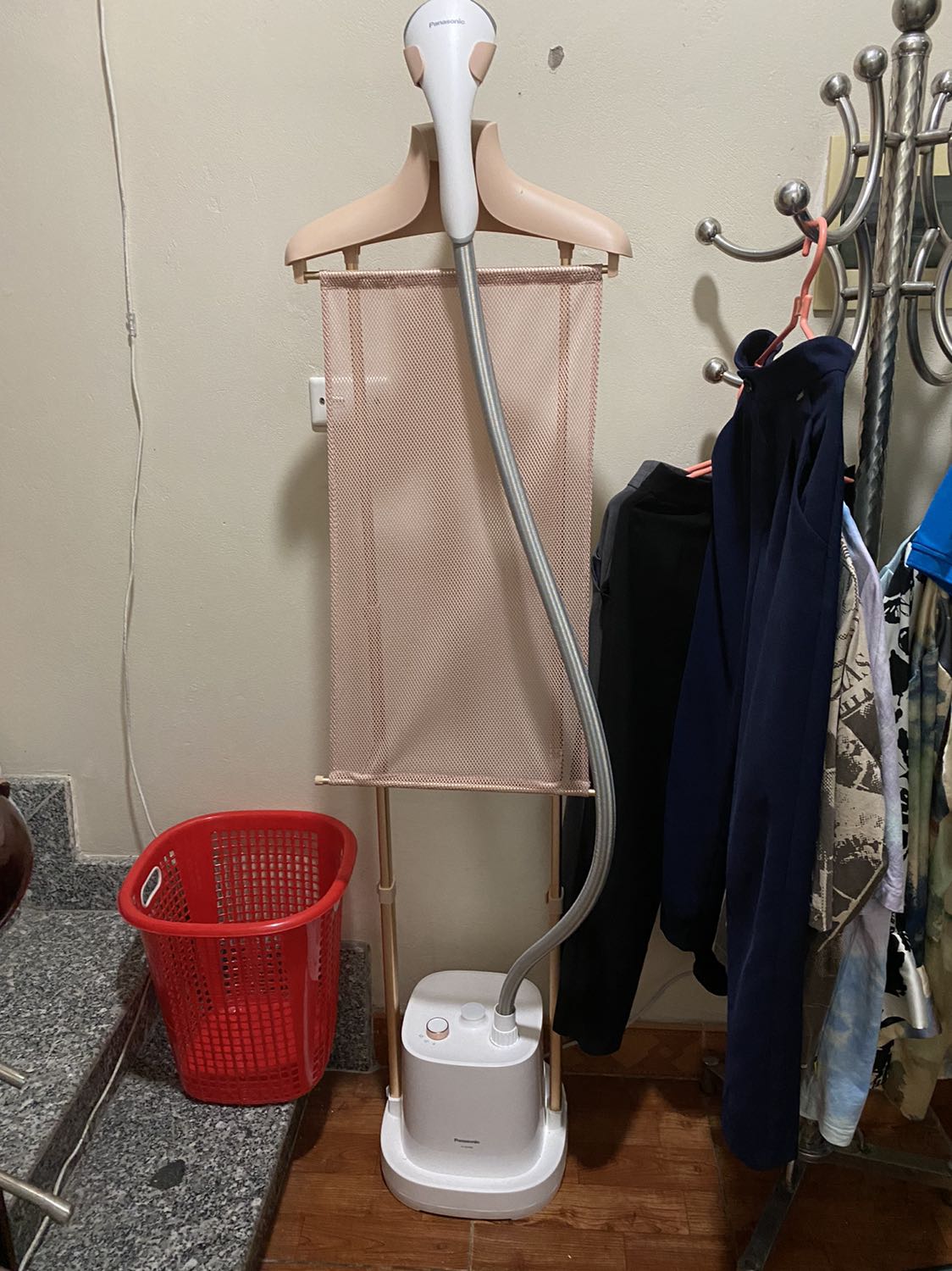 Sản phẩm cứng cáp, chắc chắn, màu hồng nhìn yêu yêu 😂
Nhìn chung sử dụng khá hài lòng, dễ ủi đồ. Lực phun thì cũng không quá mạnh, chỉ có 2 mức, nhưng đồ của mình thì cũng chỉ cần thế 😂
Thương hiệu Panasonic thì mình khá yên tâm về chất lượng.