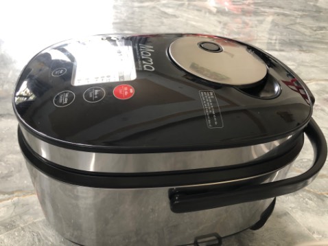 Nồi nấu chuẩn tầm gần 1 tiếng, cơm chín đều, giữ nóng cơm tốt. Bên ngoài nồi đẹp, sang, bóng loáng, dễ sử dụng. Phần dây điện của nồi hơi ngắn nên có chút bất tiện. Nước cơm sau khi nấu cần chảy xuôbsg 1 khoảnh nồi, cần chuẩn bị sẵn khăn để lau đi chứ ko để thế đc, nhưng lau cũng dễ dàng lắm. Lòng nồi nấu dày dặn, nặng tay, chống dính tốt.