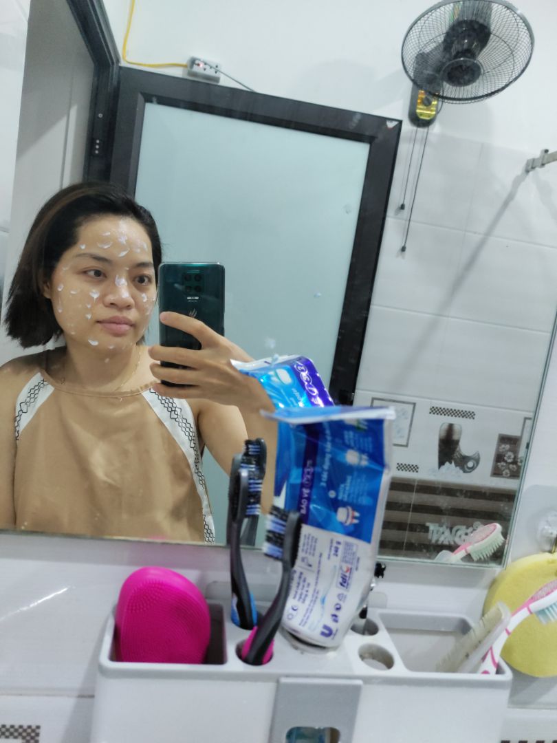 mua 1 được 2, hàng đóng gói cẩn thận, đặt 7.7 thì 10.7 nhận hàng. chất gel mềm ẩm, thấm nhanh vào da, k nhờn rít, k cay mắt. sản phẩm rất đáng mua cho những bạn da dầu, da hỗn hợp.