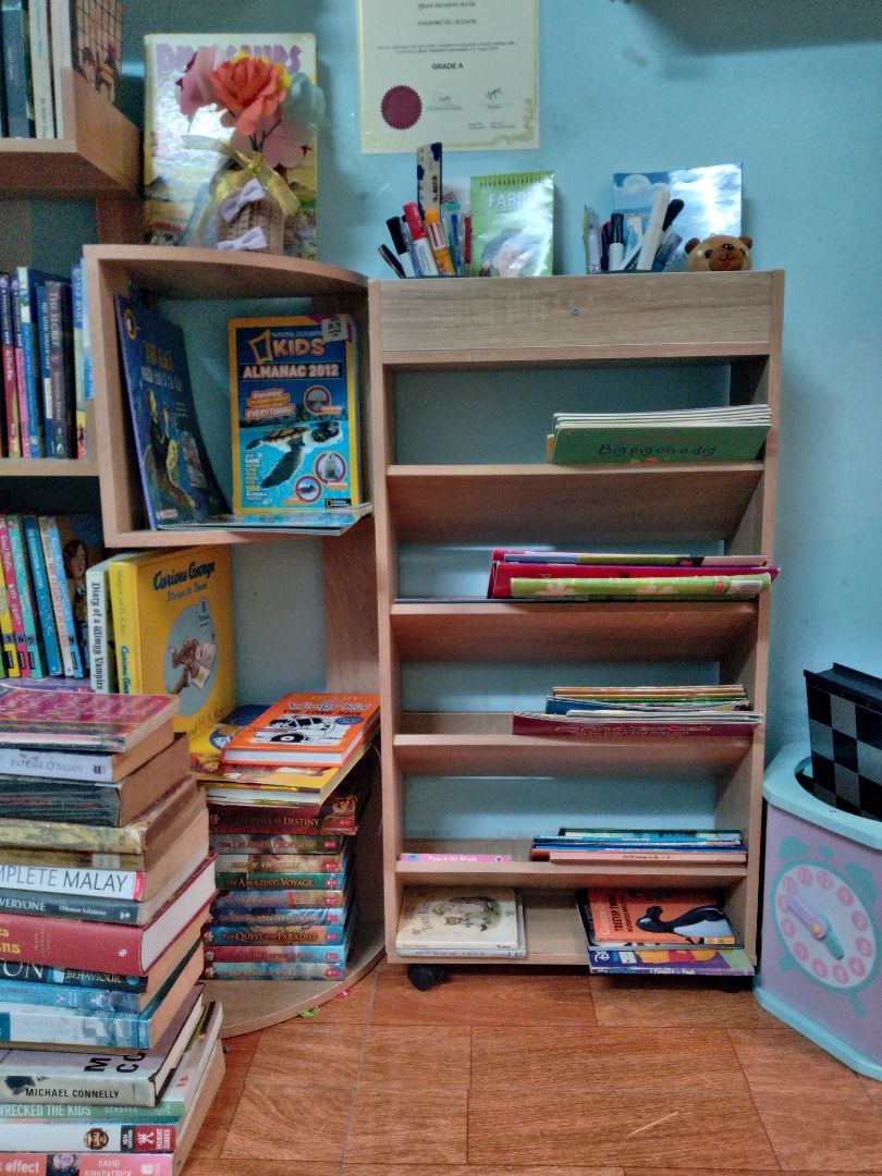 Ráp xong rồi, review đây, kệ đẹp, hơi mỏng không để sách khổ to giáo trình được. , giúp sắp xếp sách trẻ em gọn gàng hơn.