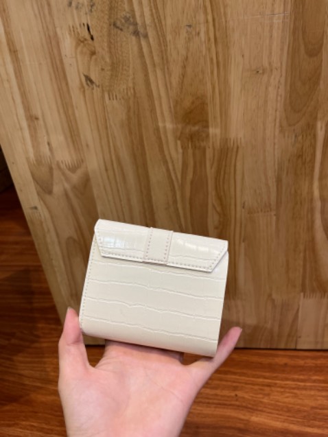 Thích mà bị phân vân thì nên mua giá hạt dẻ mà ví siêu siêu đáng yêu luôn í kiểu dùng thoải mái mà ai cũng khen đẹp da mềm đẹp hết sức xinh dã mang nha