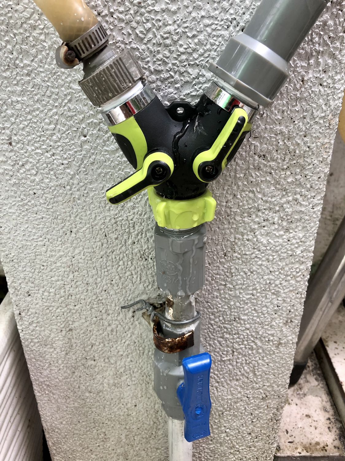 Mẫu mã đẹp, thiết kế hay nhưng mình lắp vào thì 1 bên bị rỉ nước. Mình trả hàng và Tiki đã hoàn tiền mặc dù chậm.