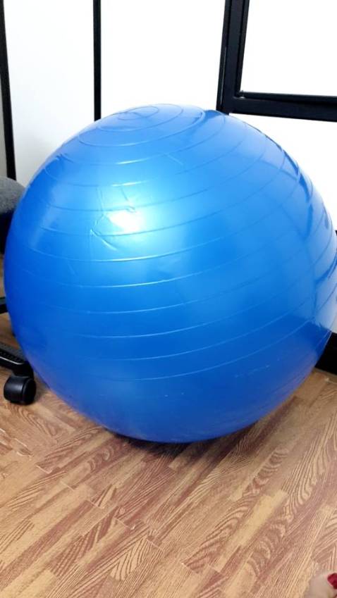 Đã mua cái thứ 2 hộ người quen…..Ship hàng siêu nhanh và đã tập thử ngay với bóng  👍👍👍Ưng ý với hàng.
có loại to và nhỏ - loại to thì khoảng 65cm, loại nhỏ thì khoảng 45cm - có tặng bơm tay đi kèm, bơm hơi cực xíu - nói chung dùng tốt ạ!