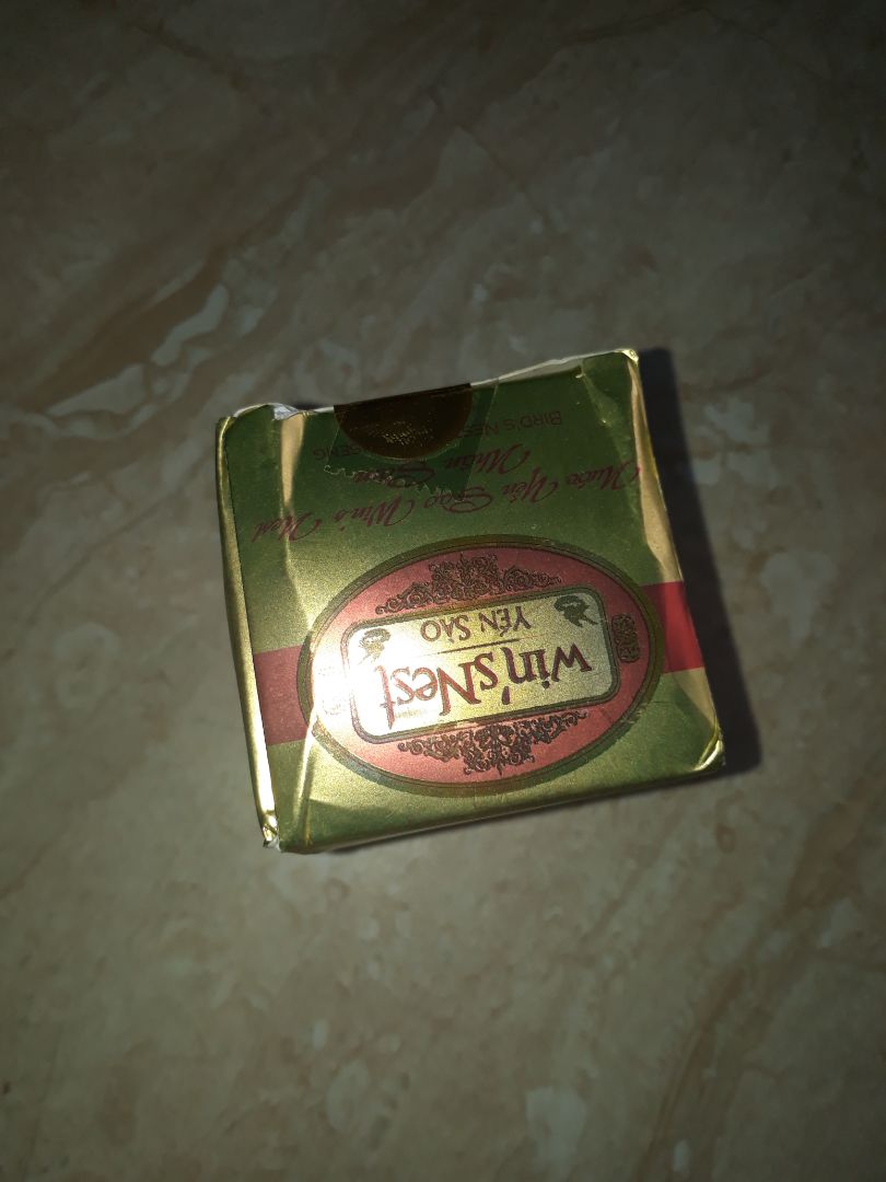 Đóng gói hàng siêu tệ. Hộp ngoài thì nhàu, cũ, bị bóp méo hết, chắc cửa hàng nhét ở góc nào thấy khách đặt thì lôi ra đóng.