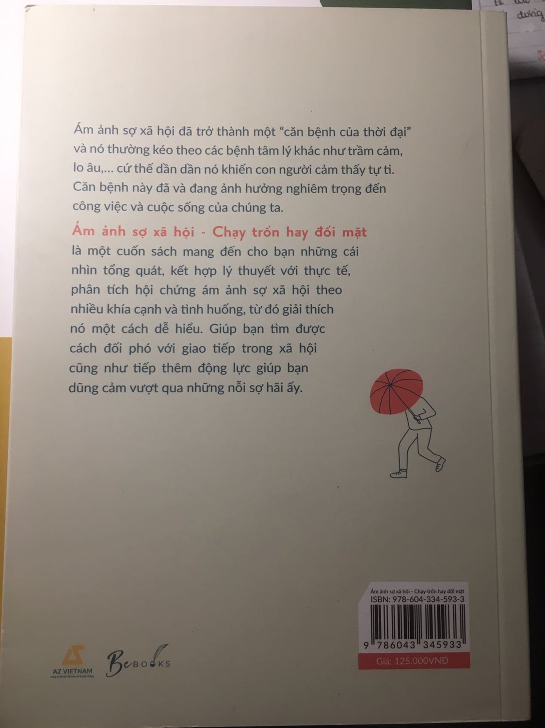 Tiki đóng hàng không chắc chắn, cũng không có bọc chống sốc hay túi nilong bọc sách. Có lẽ do vận chuyển mà hộp rách tanh bành làm bụi bẩn lọt vào và vài cuốn sách bị móp bìa một chút. May mà sách đẹp và không bị tổn hại quá nhiều.