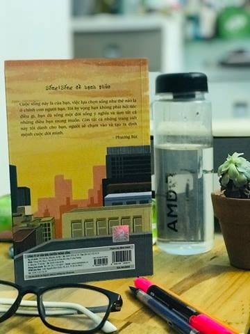 Tôi viết những lời này không phải vì quảng cáo hay có mong muốn được nhận sách từ tác giả mà đơn giản chỉ là điều hay, ý đẹp làm cuộc sống này càng trở nên hạnh phúc, gắn bó nhau thì cần nên được sẽ chia.
Bạn thân mến !
Nếu bạn đang cầm trên tay cuốn sách này thì đây quả là một hạnh lành đối với bạn. Bạn có muốn mình sống một cuộc đời thật hạnh phúc mà không cần bám víu vào bất kỳ ai , được trở về với chính mình để lắng nghe tiếng lòng và yêu thương mình nhiều hơn. Bạn đang chán chường với cuộc sống thực tại, muốn đi tìm một con đường giác ngộ. Nếu bạn đang thổn thức với những điều trên tôi khuyên bạn hãy đọc “Chạm vào định mệnh” của tác giả Phương Bùi.
Kể từ 2 năm trở lại thì đây là cuốn sách thứ hai khiến tôi có nhiều cảm xúc đến vậy, tôi đã hoàn thành nó chỉ sau một đêm, vì sách khá dễ đọc, lời văn đơn giản dễ hiểu nên nếu dành hết tâm huyết để đọc thì chỉ tốn khoảng 4-5h thôi. Với tôi nội dung trong cuốn sách cũng không có gì mới mẻ vì tôi đã follow chị Phương đã từ rất lâu những giá trị nhận được chị Phương đều chia sẻ với mọi người trên trang cá nhân của mình và tôi đã không bỏ sót một bài viết nào từ lúc quen biết chị đến giờ, khi không có thời gian tôi lại nhắc mình hôm sau nhớ đọc lại, những phương pháp tu tập để được an trú trong hiện tại mà chị giới thiệu tôi cũng đã có cơ hội được trải nghiệm nên khi đọc tôi cũng không có gì ngạc nhiên. Nhưng điều đặc biệt nhất với tôi trong cuốn sách này đó là bị thu hút bởi nghị lực vô cùng mạnh mẽ của chị, một người kiên trì và quyết liệt, người đã nói là làm đến cùng, trải qua vô vàn khó khăn, gian khổ nhưng không bao giờ bị khuất phục trước mọi hoàn cảnh, từ việc khởi nghiệp, sinh con, cho đến việc độc lập một mình và không còn quan tâm gì đến hai từ "thiên hạ"...Chúng ta có khá nhiều công việc để kiếm ra tiền nhưng công việc nào mới có thể giúp ta có hạnh phúc chân chính, không phạm giới nghiệp, giúp người giúp mình giúp cuộc đời này thêm hạnh phúc đó cũng là một giá trị mới mà tôi nhận được từ sách.
Từng dòng chữ trong cuộc sách là những chia sẻ rất đời thường của tác giả,những kinh nghiệm xương máu và bằng tất cả tình yêu thương chân thành họ lại muốn gửi tặng đến chúng ta. Tôi vô cùng yêu mến và cảm kích những người như vậy. Giờ thì mỗi buổi sáng khi thức dậy tôi đều lấy “ Chạm vào định mệnh” ra và đọc, như một thức ăn tinh thần giúp tôi tràn đầy năng lượng cho ngày mới, hay những khi xuống tinh thần tôi cũng sẽ đọc cuốn sách này và biết mình phải tự làm gì để có thể hạnh phúc hơn. Tôi đã khởi duyên lành còn việc nhận được giá trị từ cuốn sách này hay không là từ tâm bạn nhé .Chúc những người anh em của tôi luôn sống một cuộc đời an nhiên, hạnh phúc.