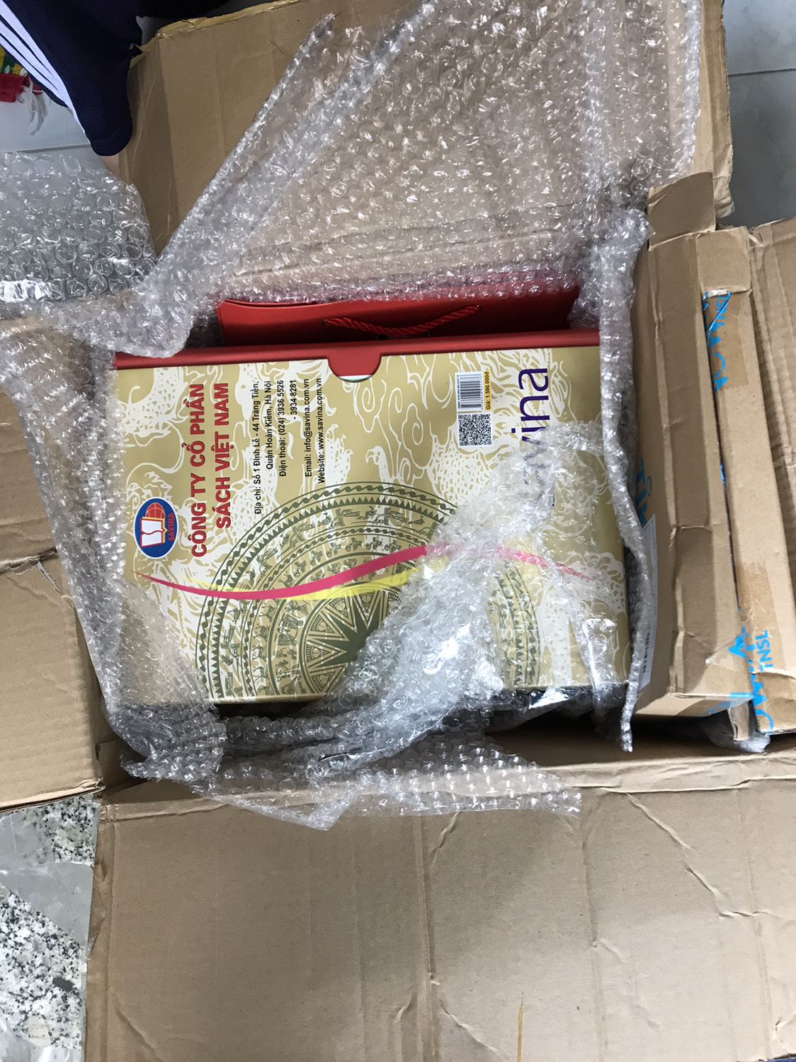 Rất hài lòng:
1. Đóng gói cẩn thận, nhà cung cấp và nhà phân phối sản phẩm rất chuyển nghiệp
2. Cầm trên tay "tri thức tinh hoa nhân loại thu nhỏ" thật đồ sộ, (cuốn sách nặng 7 kg). Thật tuyệt vời.
3. Sách đẹp, chất liệu giấy, hình ảnh, in rất đẹp.