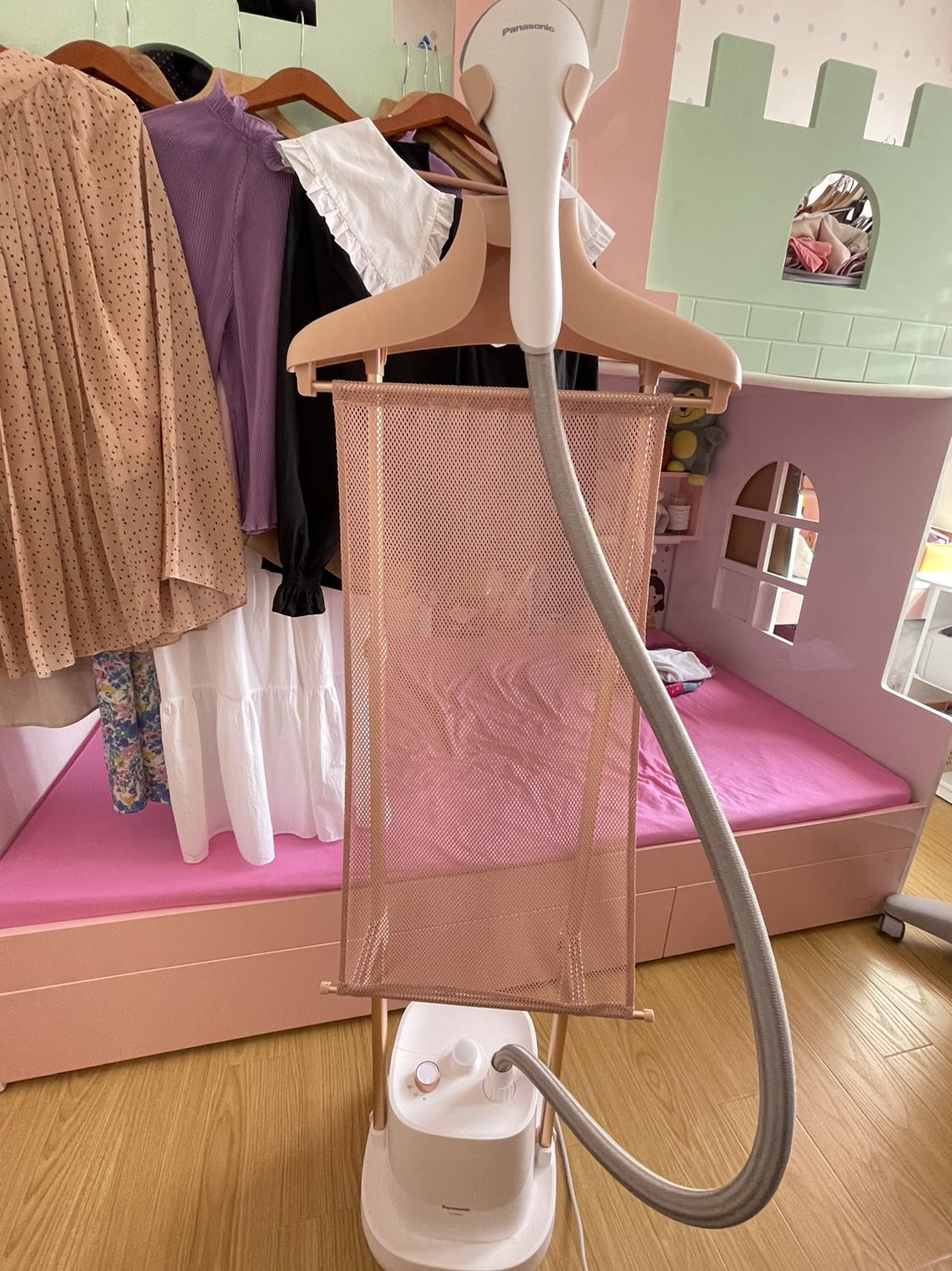 Bàn ủi kiểu dáng đẹp rất sang. Ủi rất thích so với loại truyền thống ko bị chảy nước hay nước đóng cặn dơ.