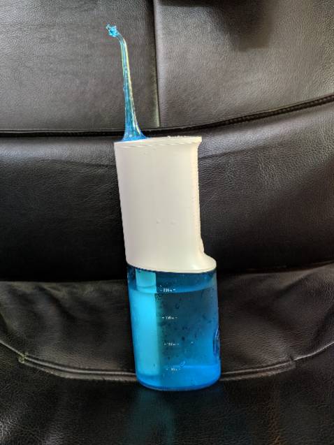 Vừa nhận hàng, và dùng thử luôn, rất hài lòng. Có ba nấc, nấc nhẹ nhất chỉ hơi rát khi xịt lệch vào lợi, còn nấc mạnh nhất thì xịt rát cả tay luôn, xịt ra ngoài tia đi rất xa, nước thì khá nhanh hết. Bạn nào sợ khó điều chỉnh nước vào kẽ răng, hay xịt lệch vào lợi, thì đừng sợ, rất rễ điều chỉnh tia nước trong miệng.