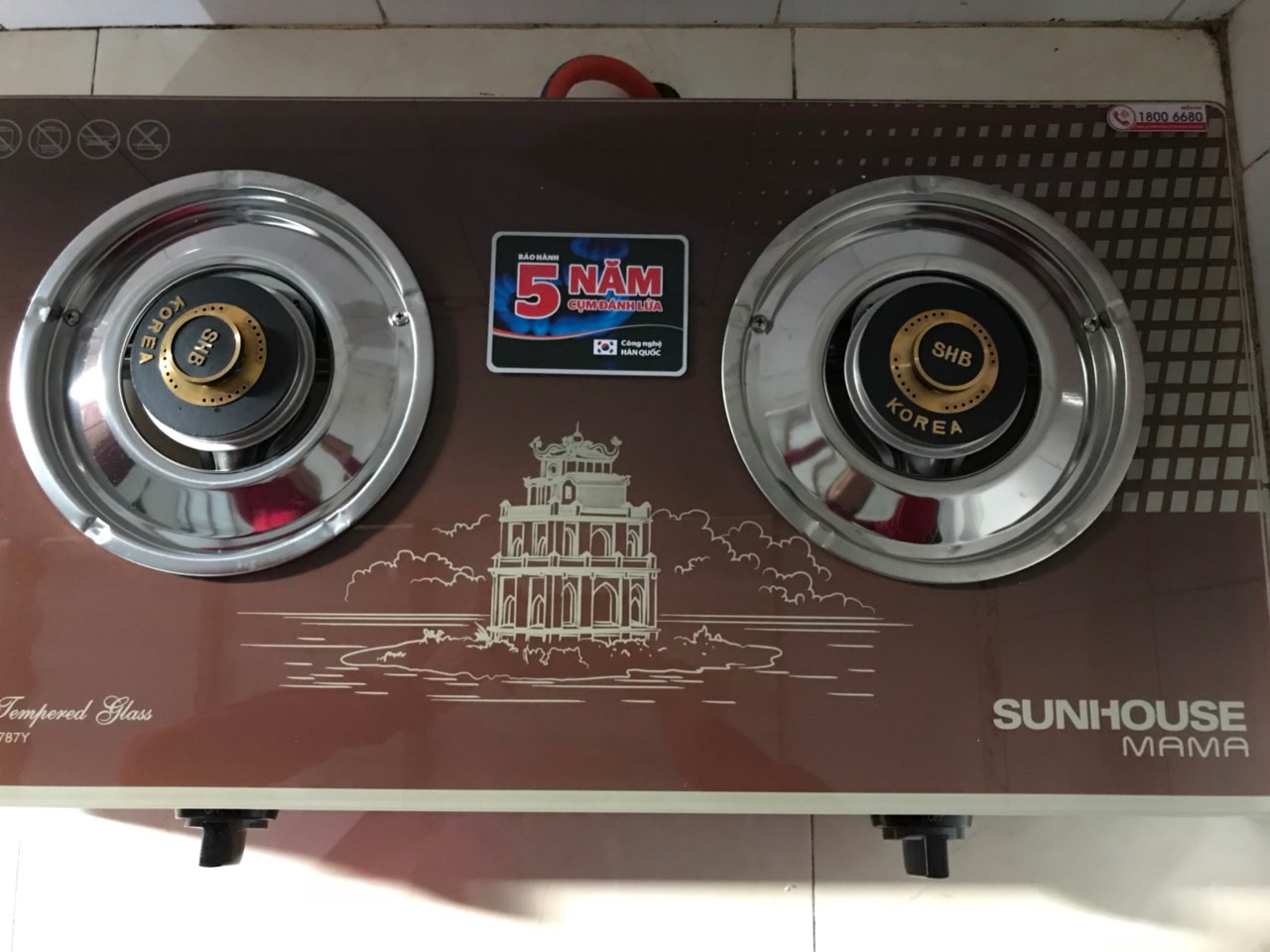 Bếp gas nhìn rất đẹp,2 cái kiềng bếp nặng tay.Mặt bếp gas bằng kính nhìn đẹp lắm các bạn.Mình hài lòng với sản phẩm này.