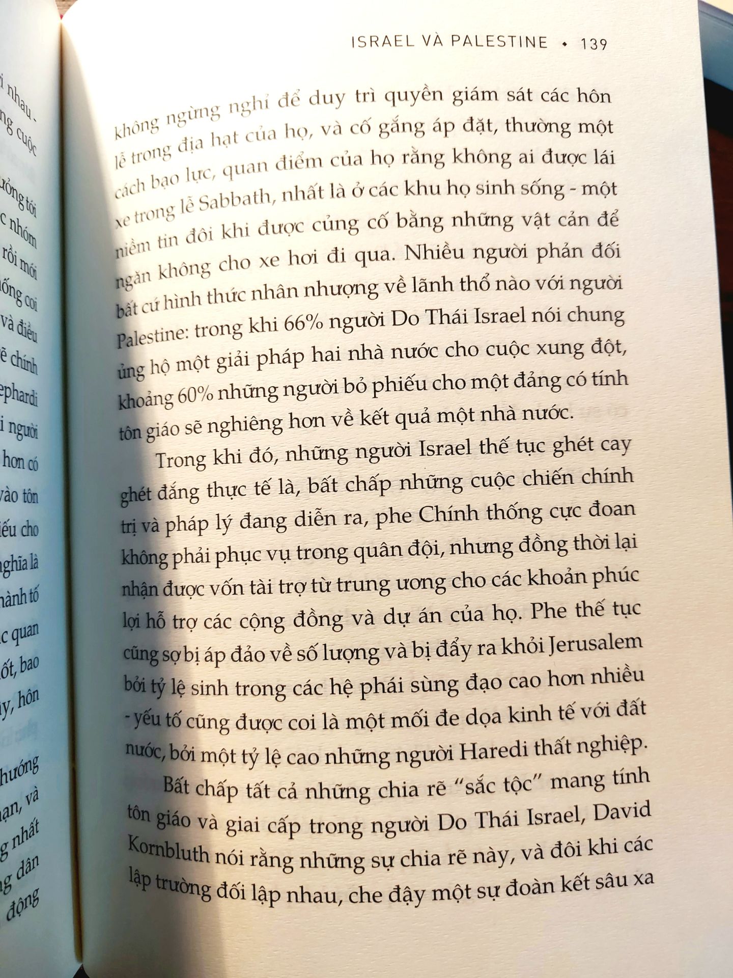 Mình mua cuốn Tù nhân địa lý xong mê quá nên lại rình dọn kho để múc cuốn này nữa cho đủ bộ. Sách hay về chủ đề địa chính trị nhé, mọi người nên mua ạ. Đơn trên 300k nên đc tặng nhiều quà đẹp ghê 😘 ưng bộ bookmark lắm 😍