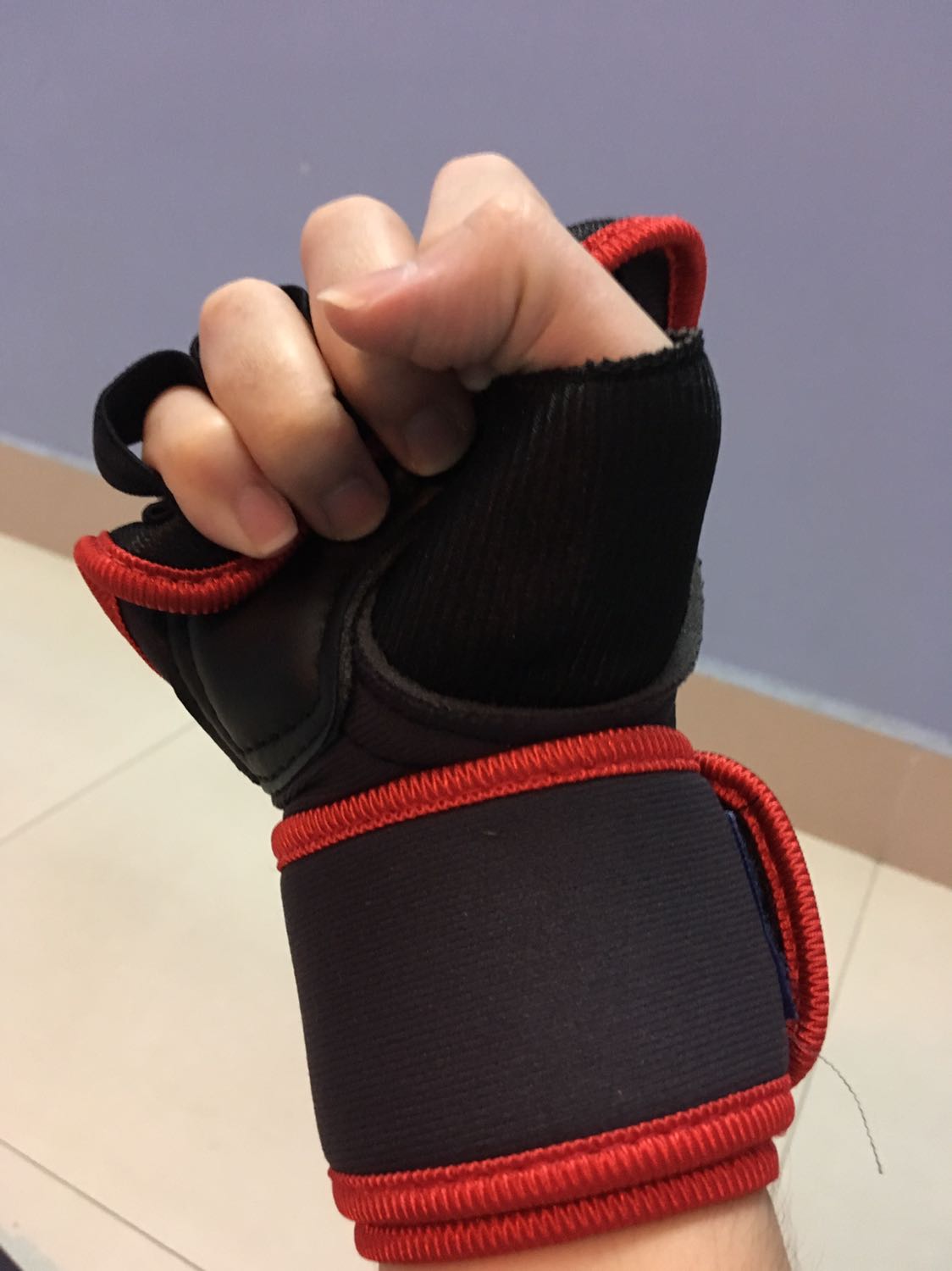 Tiki giao hàng nhanh, đóng gói cẩn thận. Xà chắc chắn, găng tay tốt.
(Y)