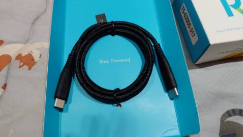 Củ sạc và dây sạc được đóng gói trong 2 hộp riêng biệt. Cả dây và củ sạc đều rất chắc chắn. Sạc nhanh, xứng đáng đồng tiền bỏ ra