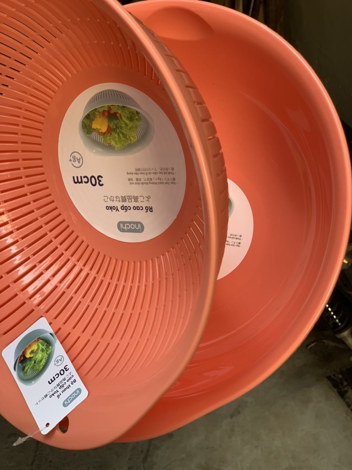 Màu cam này khá lạ, không biết gọi là cam gì vì có pha chút hồng trông khá xinh và lạ mắt, bộ thai rổ chất lượng rất tốt, nhựa dày dặn, cầm chắc tay, to đẹp đúng ý mình