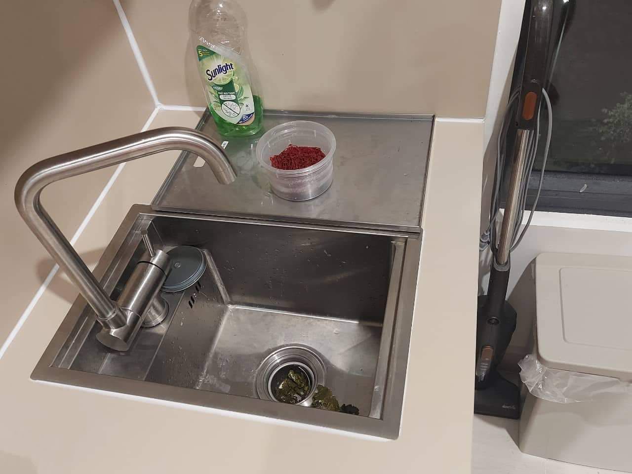 Tiki giao hàng rất nhanh. Bồn rửa inox dày dặn. Đáy sâu không văng nước, xài xong đậy nắp gọn gàng. Rất ưng ý lắp luôn 1 cặp