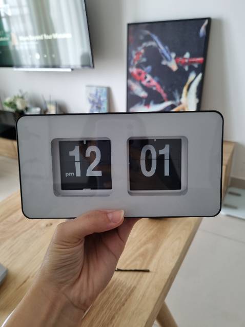 Đồng hồ chạy tốt, đẹp, mình rất thích. Ban đầu mình nhận đồng hồ bị lỗi không chạy nên yêu cầu đổi trả, nhưng có thể chỉ là do hết pin thôi mà lúc đó mình không biết. Tuy nhiên shop vẫn hỗ trợ mình rất nhiệt tình, gửi cho mình đồng hồ mới khác luôn kèm pin nữa. Rất hài lòng với sản phẩm và cả dịch vụ! :)