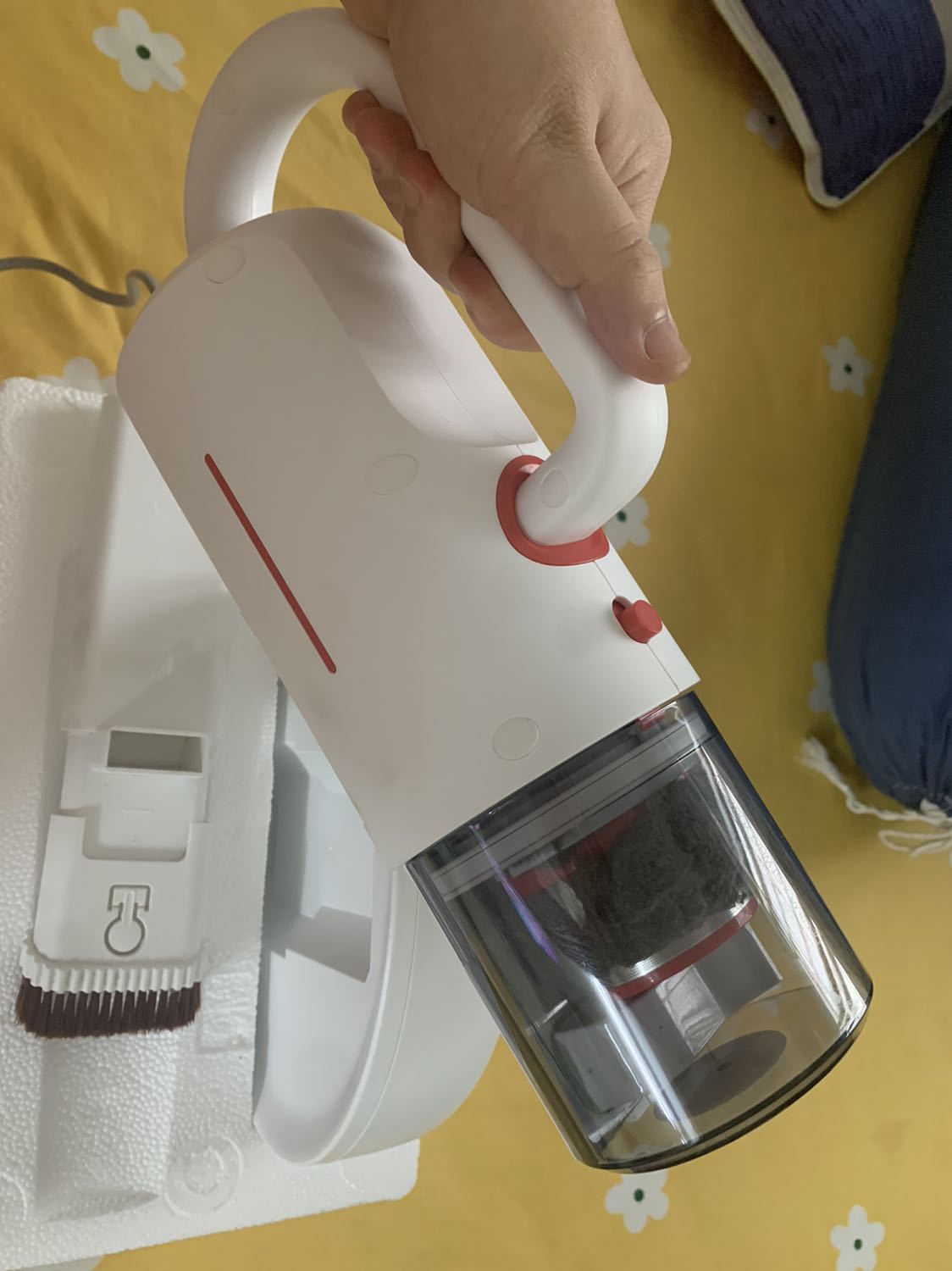 Máy nhỏ gọn và chắc chắn, cầm đầm tay lắm. Lực hút khá tốt, mình hút thử bụi của giường, gấu bông và quạt thì khá sạch. Tiếng ồn thì mình thấy cũng bình thường như những loại khác, lo gọi là to. Hút tầm 30p thì máy cũng ko quá nóng. Điểm trừ duy nhất là thân máy màu trắng và nhựa nhám nên rất dễ bám bẩn. Nhìn chung trong tầm giá là khá ok nhé