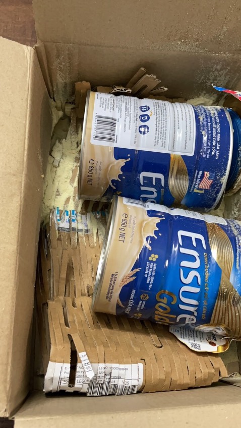 Vui lòng đổi lại 2 hộp Ensuare Gold, hàng đặt chiều qua, trưa nay giao mà tình trạng bung nắp, đổ sữa tùm lum, xem hình