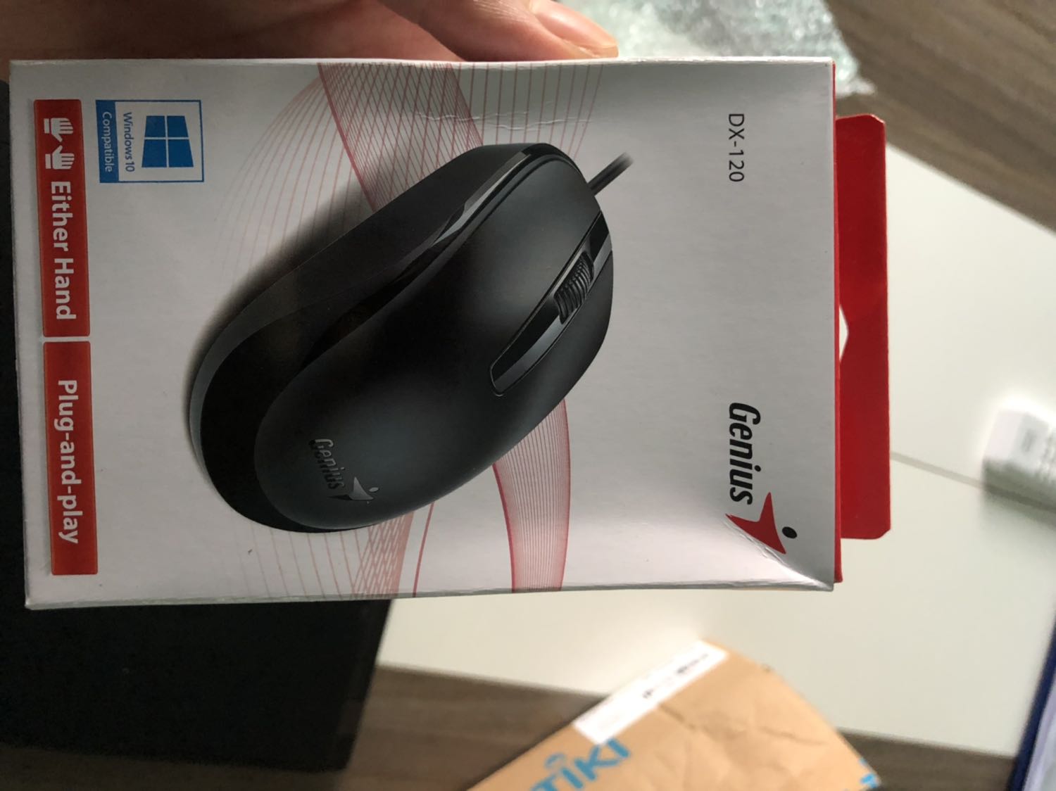 Tiki giao hàng nhanh, mình đặt hôm trước, hôm sau giao luôn, mặc dù dự kiến giao hàng là 2-3 ngày. Mình mới dùng chuột thấy tiếng kêu to, hơi ồn, con lăn di chuyển hơi nặng nên làm lâu là thấy mỏi tay. Mà do ánh sáng làm chuột có màu nhám đen chứ màu ở ngoài không có vậy. Còn về độ bền phải để *** thêm một thời gian nữa. Nhìn chung mình thấy chuột dây sẽ dùng ổn định hơn, mình buộc gọn dây vào thì nó cũng gọn, lại hợp lý về kinh tế, đỡ phải thay pin nhiều lần.