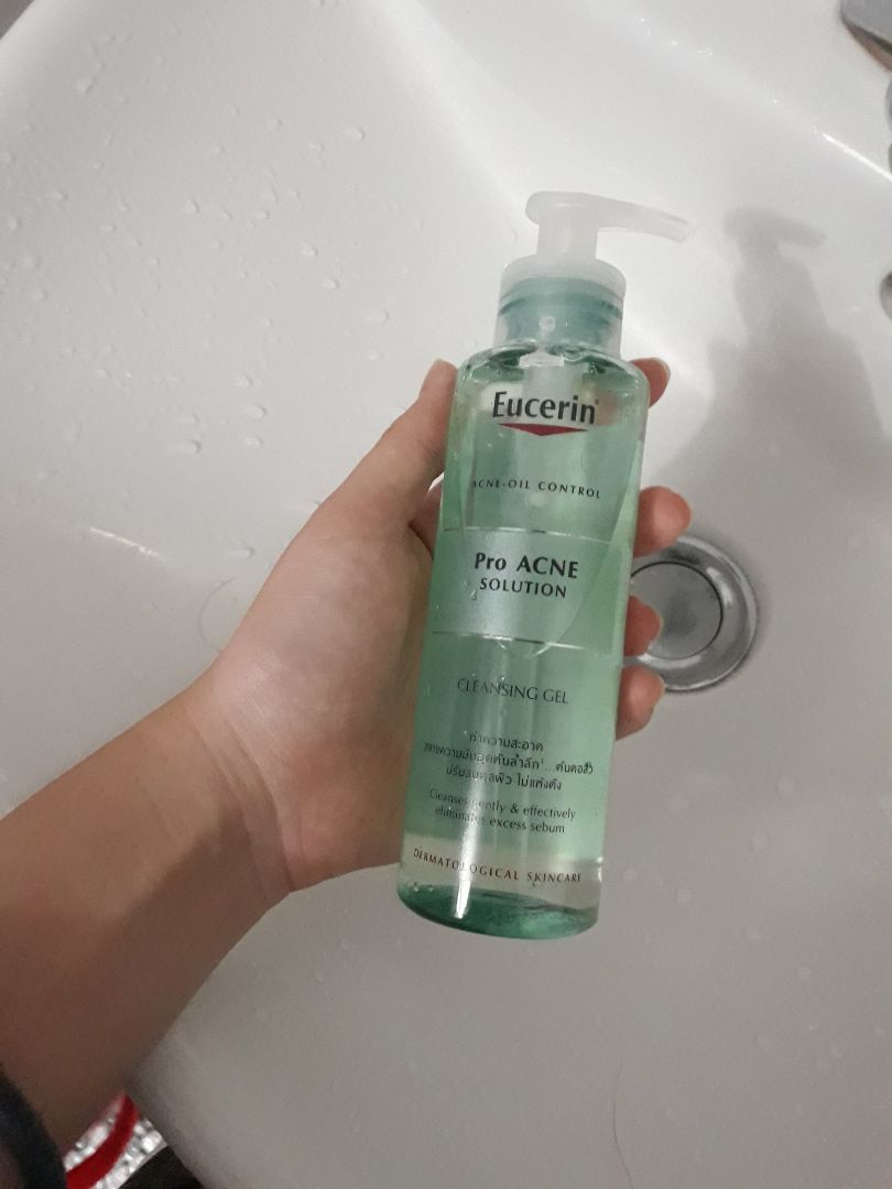 srm mình thích nhất từ trước đến nay luôn. chất gel tạo bọt ít . sau khi rửa mặt xong da mặt không hề bị khô như các loại srm khác và da cực kì mềm mại.Có tem chống giả.Chất lượng xứng đáng với đồng tiền mình đã bỏ ra srm mình thích nhất từ trước đến nay luôn. chất gel tạo bọt ít . sau khi rửa mặt xong da mặt không hề bị khô như các loại srm khác và da cực kì mềm mại.Có tem chống giả.Chất lượng xứng đáng với đồng tiền mình đã bỏ ra