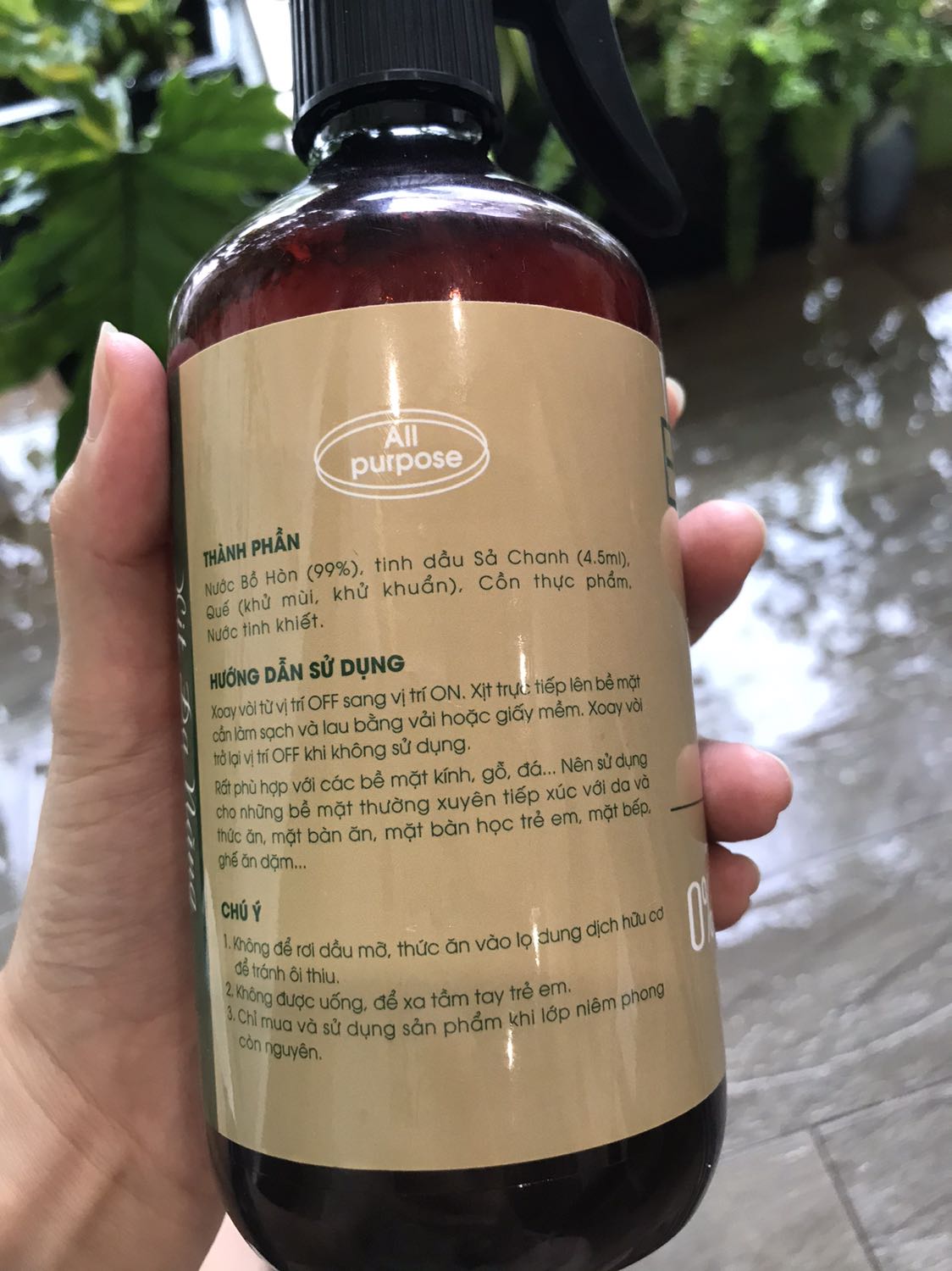 Tiki giao hành nhanh. Sản phẩm dùng tốt. Lau bàn sạch, thơm mùi sả chanh. Ủng hộ hàng Việt Nam chất lượng cao, thân thiện với môi trường. Mình dùng sang chai thứ 3 rồi. Chai trước đến gần cuối thì bị lỗi phần xịt. Chai này hy vọng ổn.