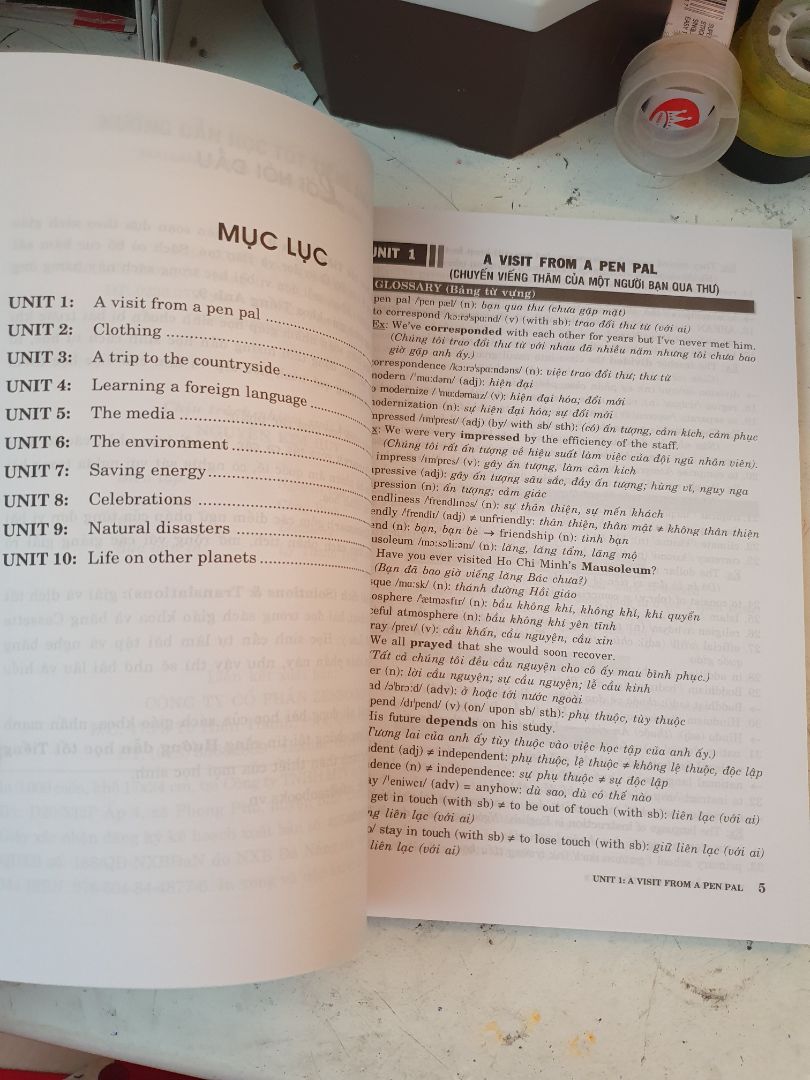 Sách có đầy đủ nội dung trong sgk, có từ vựng, ngữ pháp, đáp án và cả bảng động từ bất quy tắt luôn.
