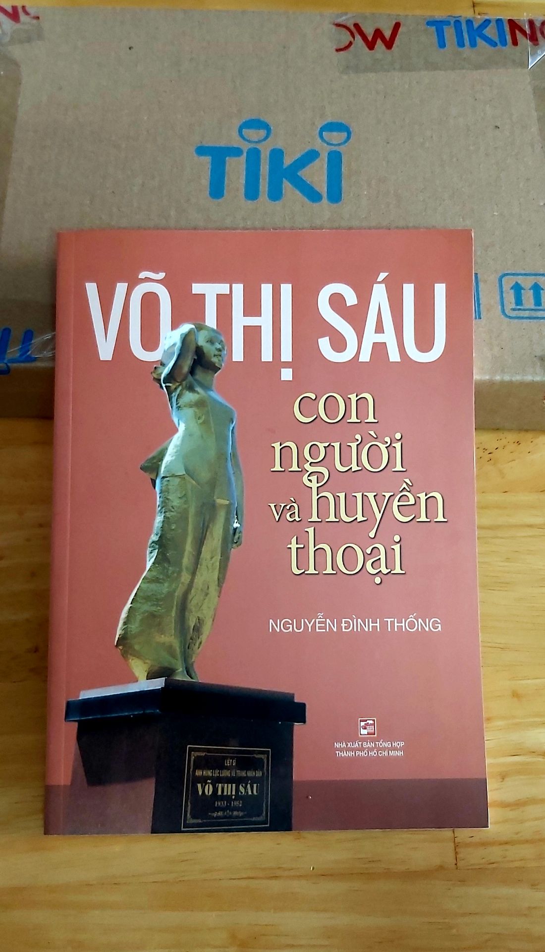 * Chị Võ Thị Sáu – người thiếu nữ anh hùng của quê hương Đất Đỏ ( tỉnh Bà Rịa - Vũng Tàu ) đã đi vào huyền thoại , trở thành dấu son truyền thống trong cuộc đấu tranh giành độc lập của dân tộc ta . Hơn nửa thế kỷ qua kể từ ngày chị hy sinh , tên chị luôn được những người đồng đội , người anh , người chị cũng như các thế hệ Việt Nam nhắc đến với tình cảm yêu thương , trận trọng và trở thành tên trường , tên đường , tên đoàn , tên đội , tên quỹ học bổng ... ở khắp mọi miền đất nước . Tình yêu Tổ quốc , sự hy sinh anh dũng và lý tưởng sống cao đẹp của chị đã trở thành tấm gương sáng cho các thế hệ Việt Nam phấn đấu , học tập cả trong đấu tranh cũng như trong hòa bình xây dựng đất nước . ”