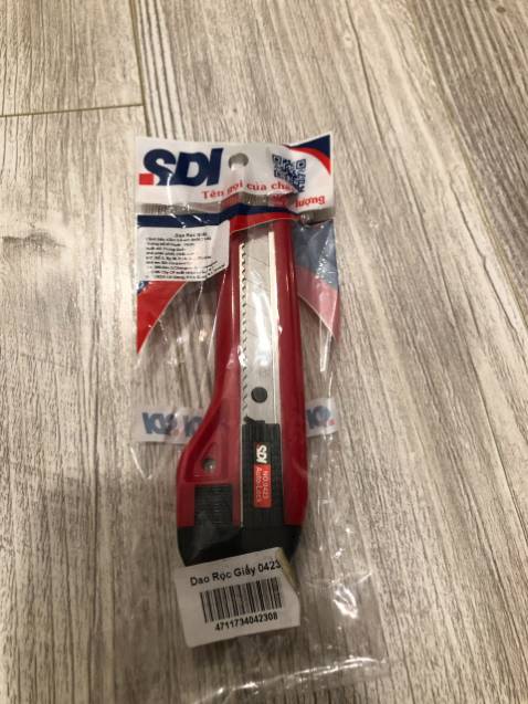 Dao dày dặn, chắc tay. lưỡi bén ngót rọc giấy đã tay. 
Giảm còn 12k, rất hài lòng.