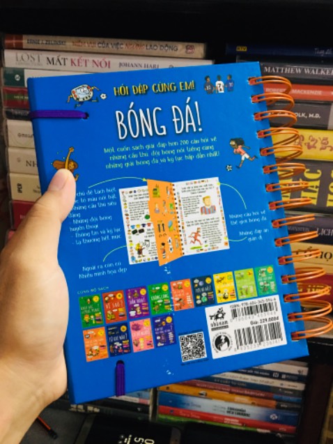 Sách bìa & ruột đều là giấy ép cứng, gáy đóng lò xo rất chắc chắn. Nội dung là những câu hỏi đáp về các sự kiện & lịch sử bóng đá, có cả những vấn đề đời tư, thành tích của cầu thủ cũng rất thất vị.
Quyển sách thật sự rất hay & đẹp để làm quà sinh nhật cho các chú bé yêu bóng đá