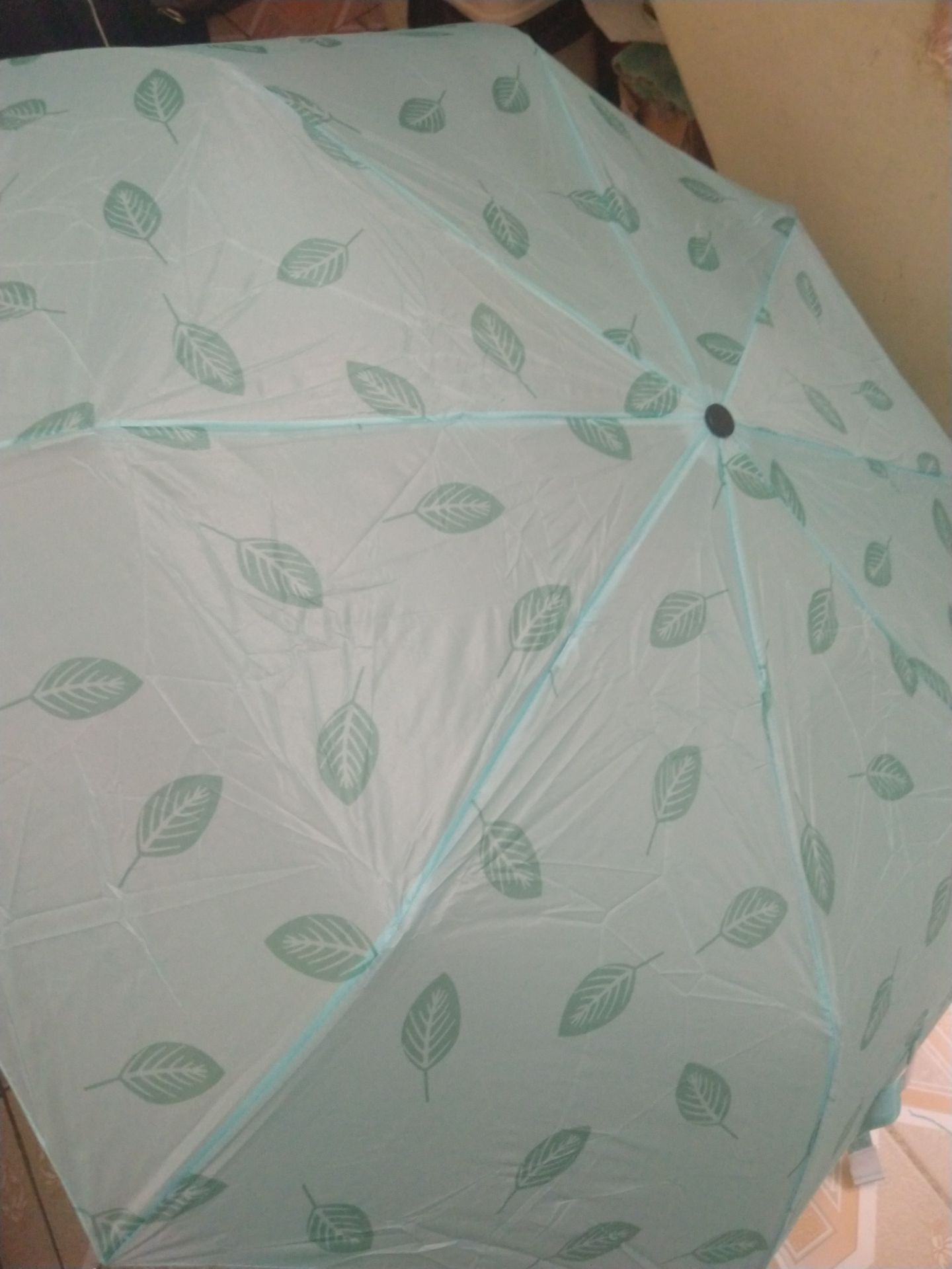 Rất ít khi mình đáng giá 1 sao. Cơ mà thật sự mình nhìn sản phẩm không chấp nhận được.
Đầu tiên về kiểu dáng. Chấp nhận màu sắc ngẫu nhiên nhưng sao đang từ hoạ tiết trơn, trên mặt có chữ UV mà biến thành hoa lá cành kiểu này?
Tiếp theo là chất lượng, mô tả ghi 4 lớp mà nói thật sờ vào mỏng dính, vải nhăn nhó kiểu kia thì 4 lớp kiểu gì. Khung ô cũng lỏng lẻo không kém.
Biết là giá sản phẩm 47k thì không đòi hỏi hàng chất lượng gì, nhưng ít ra phải đảm bảo đúng sản phẩm chứ.