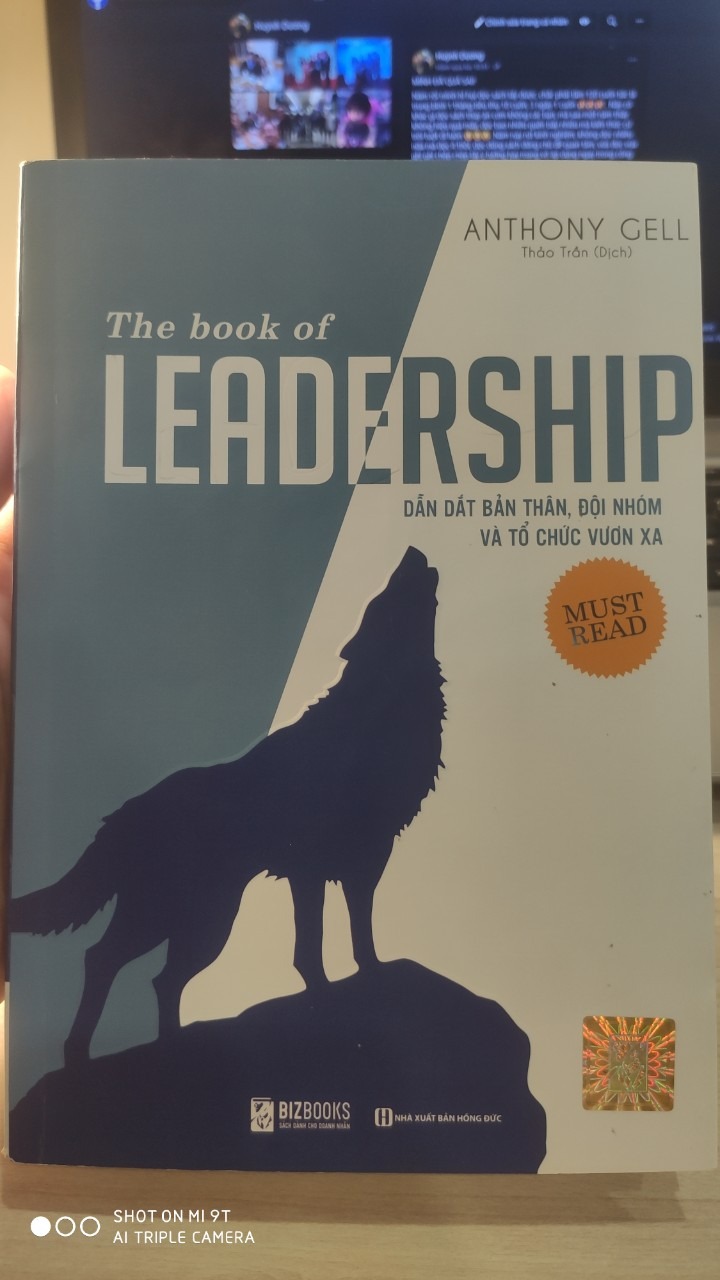 Đây là một cuốn sách kiến thức tổng hợp thú vị về chủ đề lãnh đạo. Độ khó của sách thuộc mức độ trung bình đến cao, nên sẽ khá khó cho bạn chưa đọc sách nhiều, đặc biệt với ai chưa từng lãnh đạo đội nhóm. Nếu nói về độ ngấm và hiểu, mình đoán với mình chắc mới tầm 20-30%, bởi vì chủ đề lãnh đạo, quản lí là một chủ đề rất rộng, bao gồm rất nhiều kiến thức xuyên suốt nhiều mảng từ quản trị kinh doanh đến nhân sự, từ tầm nhìn đến việc lập kế hoạch và thực thi trong thực tế, từ việc ra quyết định trong hoàn cảnh thuận lợi đến bản lĩnh dẫn dắt đội nhóm trong nghịch cảnh. Cuốn này xứng đáng là cẩm nang cho người lãnh đạo có thể dở ra đọc và nghiền ngẫm nhiều lần. 
Lãnh đạo là việc không hề đơn giản, vì ngoài việc phải lèo lái con thuyền đưa tổ chức đến kết quả (lãnh đạo mà không đạt được kết quả là một lãnh đạo tồi), bạn phải làm việc liên tục với con người, mà con người vốn rất phức tạp, tổ chức càng lớn thì việc lãnh đạo càng khó. Ngoài ra mọi người hay băn khoăn lãnh đạo là ở bẩm sinh hay do rèn luyện mà thành. Mình thì đồng quan điểm với tác giả, không có gì là không học được, chỉ là bạn muốn và thực sự dám theo đuổi đến cùng hay không. "Lãnh đạo là tổng hòa của đam mê, chính trực, khát vọng học tập cả đời, cống hiến, tư duy chiến lược và chăm chỉ".

Kiến thức và các chia sẻ trong sách không chỉ của riêng tác giả mà là tập hợp kinh nghiệm và lời khuyên quý báu của các top CEO, các doanh nhân và các guru kinh doanh hàng đầu thế giới như Jack Welch - General Electric, Terry Leahy - Tesco, Richard Koch - Nguyên lý 80/20.. Như các bạn có thấy qua trong mục lục sách, tác giả định hình việc lãnh đạo bắt đầu từ lãnh đạo bản thân -> lãnh đạo đội nhóm -> lãnh đạo tổ chức. Ý là muốn trở thành một người lãnh đạo tầm cỡ, bạn phải bắt đầu từ chính mình, làm tốt từ việc dẫn dắt nhóm nhỏ mới đến dẫn dắt được tổ chức lớn. Quan điểm này khá giống triết lý của phương Đông: tu thân, tề gia, trị quốc, bình thiên hạ. Muốn làm việc lớn phải bắt đầu từ việc nhỏ trước và cũng giống như lời thầy Nguyen Thai Duy luôn dạy: Bạn ra kinh doanh, muốn làm tốt và dẫn dắt được người khác, trước hết bạn phải ngon, ý là bạn phải có kỉ luật, can đảm, biết làm chủ thời gian, biết quản trị cảm xúc tốt (EQ), dám ra quyết định và khiêm tốn ham học hỏi. 
 
Nội dung kiến thức trong sách thì rất nhiều và mình đảm bảo nếu bạn muốn học về lãnh đạo, bạn sẽ không thấy hối tiếc khi dành thời gian đọc sách này vì có rất nhiều kiến thức có thể áp dụng ngay và mang lại hiệu quả rõ rệt trong việc điều hành của bạn, dù là một đội nhóm nhỏ hay một công ty lớn. Còn luôn không có con đường tắt, cách tốt nhất để trở thành một người dẫn dắt hàng đầu là nhảy vào làm, ta không thể biết bơi và bơi giỏi nếu không nhảy xuống nước. Trong quá trình làm, đối chiếu liên tục giữa liến thức và thực tế, khi đó việc học (đọc sách) mới trở thành bài học kinh nghiệm mang lại lợi ích đến cuộc sống của không chỉ bạn và những người xung quanh ???!

Hãy kết nối với mình qua *** Huỳnh Dương bạn nhé!
