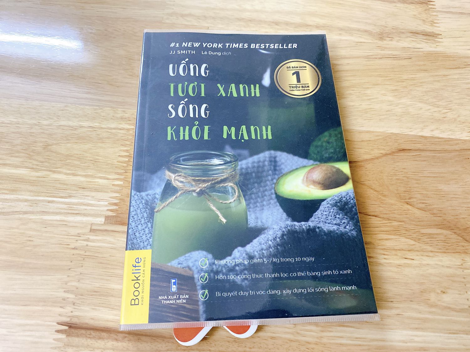 Sách có nội dung ngắn gọn, súc tích, các nguyên vật liệu và công thức dễ làm, 100 món sinh tố xanh tha hồ lựa chọn loại nào mình thích nhất để thực hành và "nhai" sinh tố.