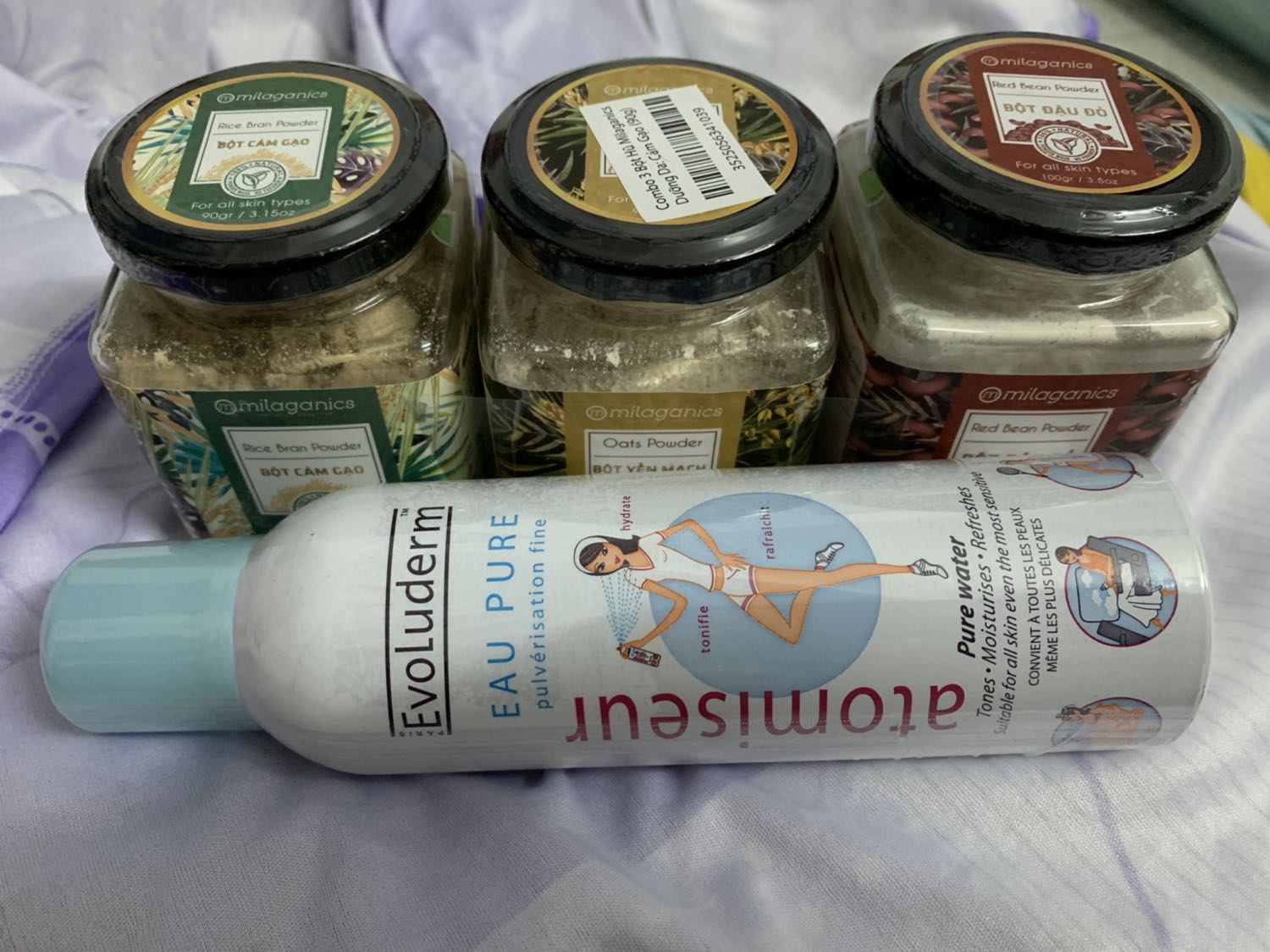 Khi mở ra dùng, mình lắc nhẹ trước khi xịt thì bị rỉ nước rất nhiều ở miệng chai. Tiki nên kiểm tra hàng kỹ trước khi giao. Hay là do mình mua hàng giảm giá nên giao hàng lỗi cho mình.