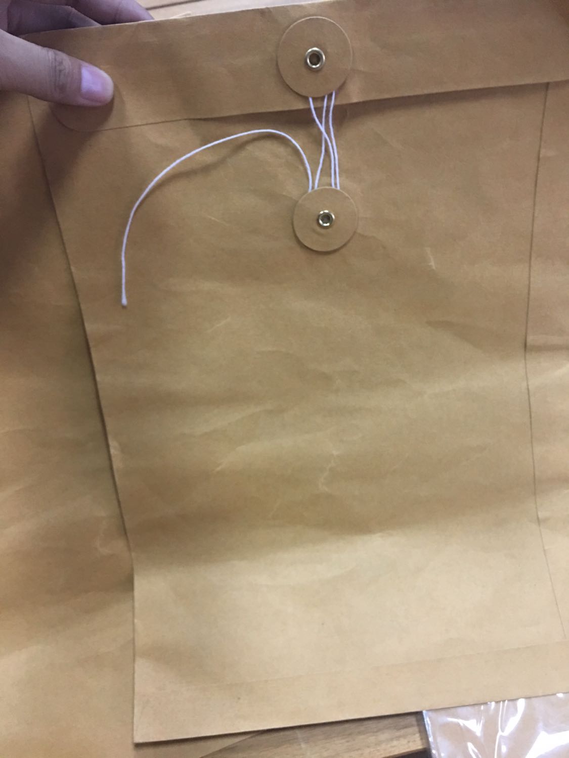 Hàng nhìn cũ kĩ, nhàu nhò, chất lượng giấy tệ. Thùng carton nhỏ nên giấy bị bẻ cong.