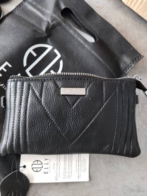 Chất liệu vải đẹp, gia công chắc chắn. Giao hàng nhanh hơn dự kiến. Sẽ quay lại ủng hộ shop