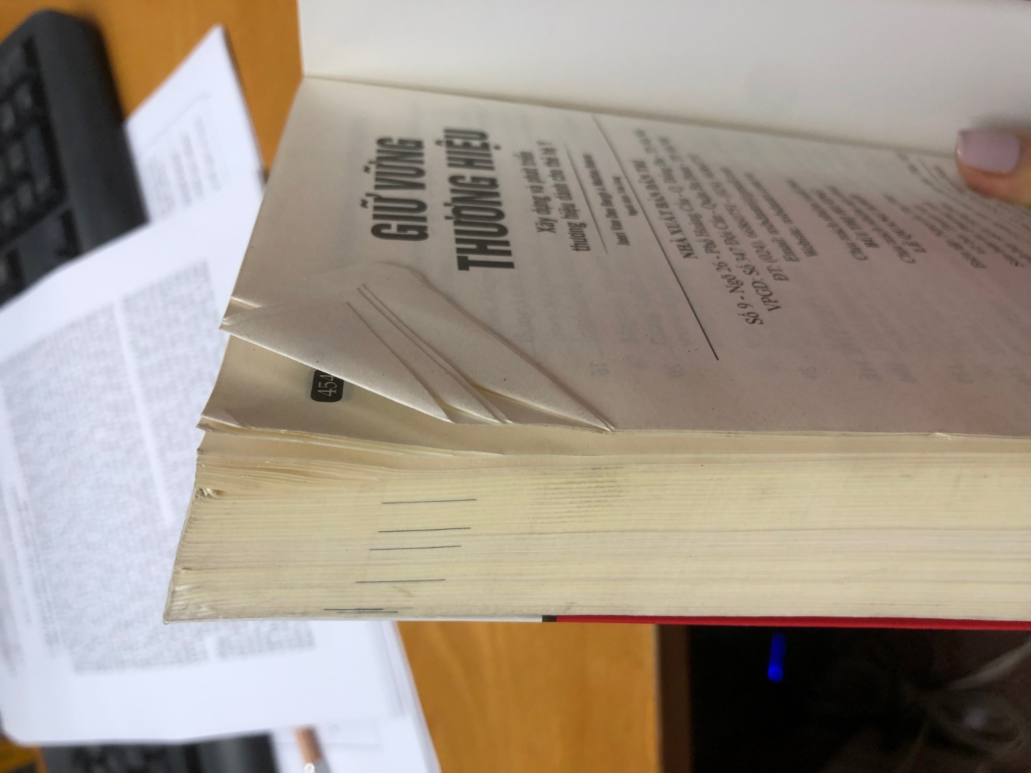 Mình vừa nhận sách hôm nay. Hàng giao đúng thời gian dự kiến. Mình chưa đọc sách nên không nhận xét về nội dung, nhưng không thể chấp nhận chất lượng sản phẩm được giao đến tay khách hàng trong tình trạng như hình mình gửi kèm. Đây không phải là lần đầu mình nhận được sách trong tình trạng kém chất lượng từ Tiki nhưng chưa bao giờ ở tình trạng tệ đến mức buộc mình phải review lên đây như thế này. Đề nghị Tiki xem lại chất lượng nguồn hàng và trả lời về chính sách bảo vệ quyền lợi cho khách hàng! Trân trọng.