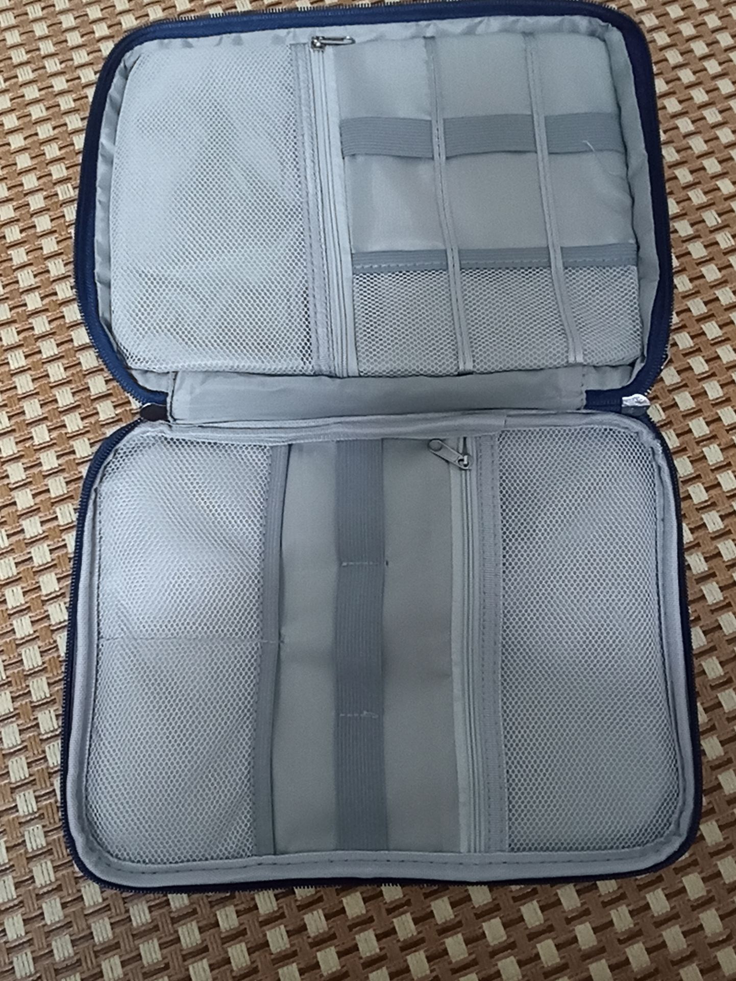 Túi to lắm, đựng vừa 1 iPad và nhiều phụ kiện. Ngoài ra có thể biến tấu đựng đồ khác để mang khi du lịch, khá là tiện lợi nha. Khóa may chắc, không có chỉ thừa, có hướng dẫn sử dụng, ghi rõ xuất xứ sản phẩm.