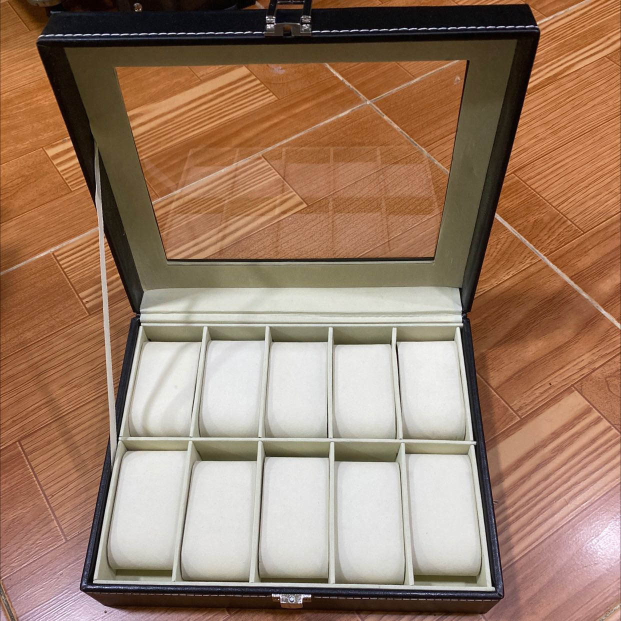 Hộp bằng bìa cứng dán simili giả da xung quanh. Nói chung là ổn với giá tiền