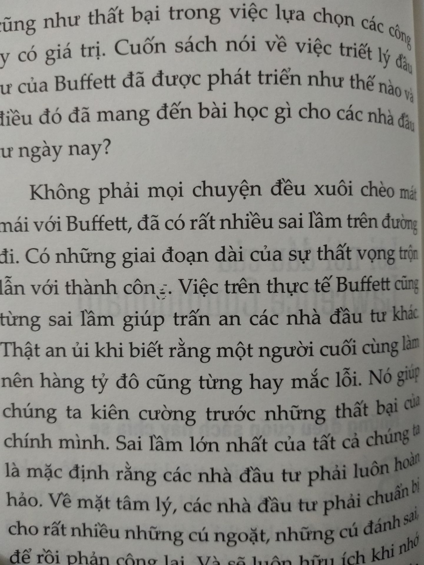 Sách có chất liệu tốt, giấy chất lượng cao. Tuy nhiên vẫn có vài chỗ bị in sót chữ, mực thì đậm quá dẫn đến vấn đề lem chữ sang trang sau.