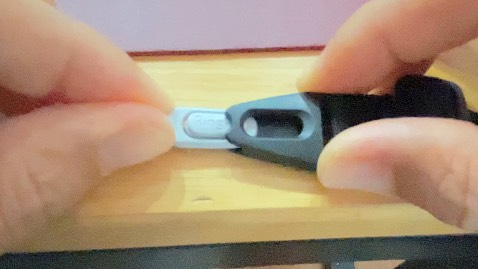 Hàng chính hãng. Chất lượng nhựa khóa cài tốt. Dây dù không xù lông, chắc chắn. Tuy nhiên mua case Spigen nên không có chỗ xỏ dây 😅 shop tư vấn giúp  loại case phù hợp. Cám ơn.