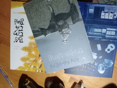 Cuốn này hot, ban đầu mình không tính mua nhưng có lần mình nghe một chị tóm tắt nhanh về cuốn này nghe hay với cả mình chưa có cuốn nào về tình phụ tử nên mua, xem như là đọc cho mình và hiểu cho bố