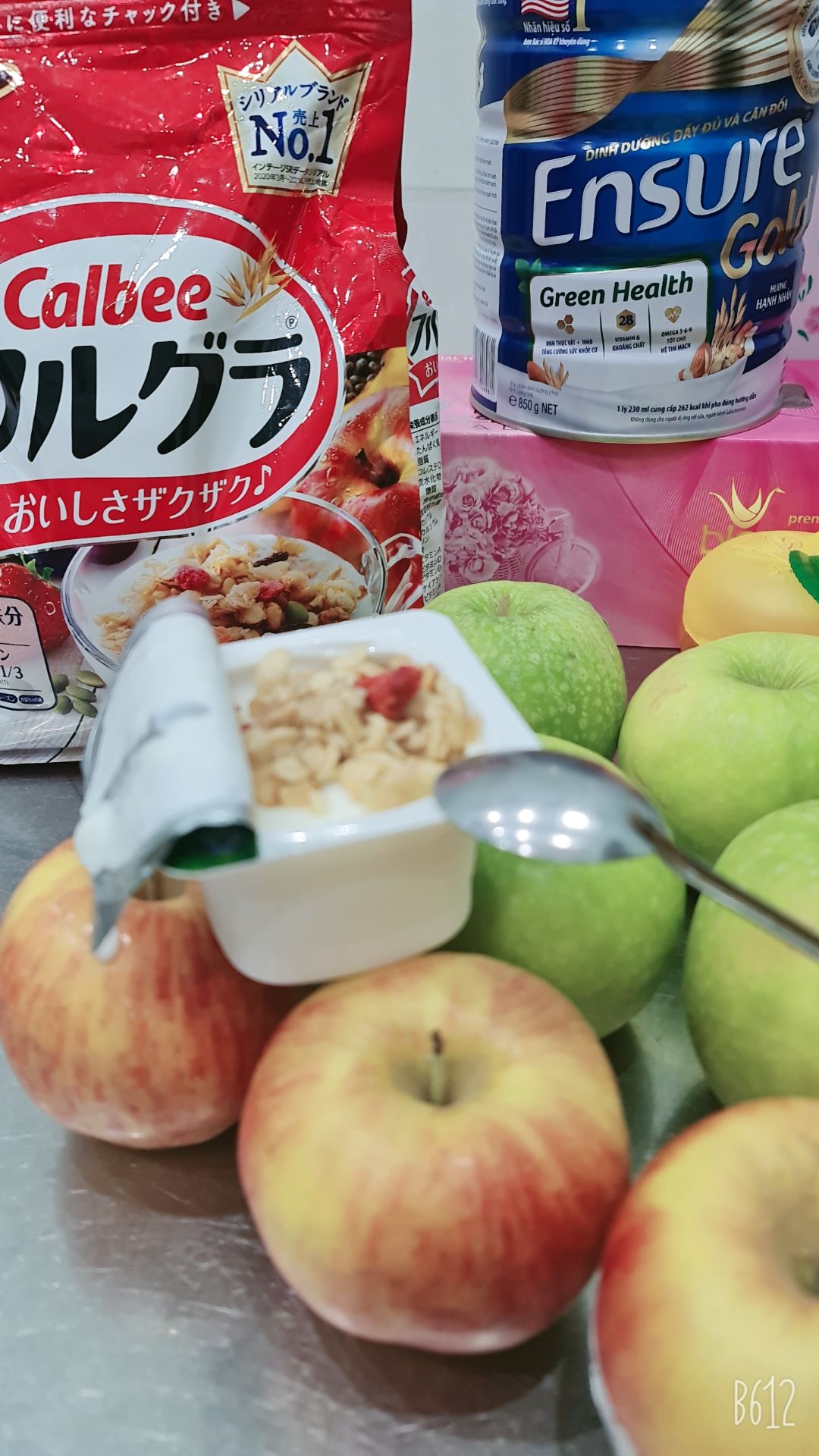 Ngũ cốc Nhật này khá ngon, có thể ăn kèm sữa chua hoặc sữa. Vị trái cây, nhất là vị chuối sấy rất thơm, ăn là ghiền ngay đấy mn ak, em mua về để cả nhà cùng ăn sáng, đầy đủ dinh dưỡng.